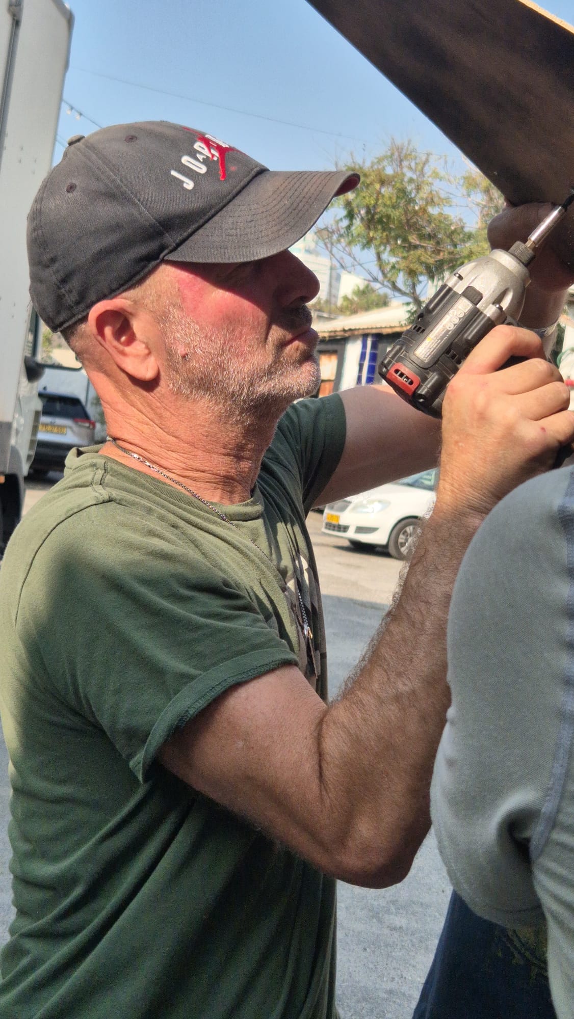 בנית המיצב 9